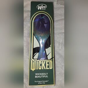The Wet Brush X Wicked Detangler & Bow Clip NIB